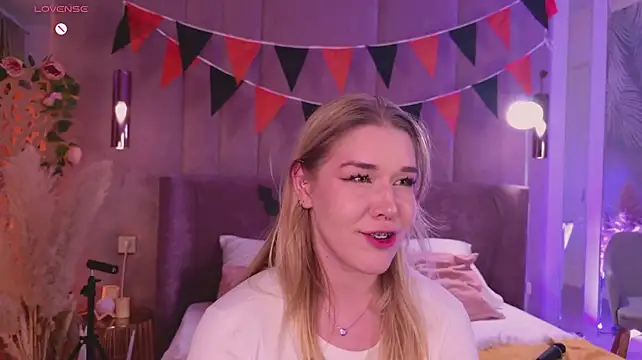 Smiley_Mia - pull shorts down
