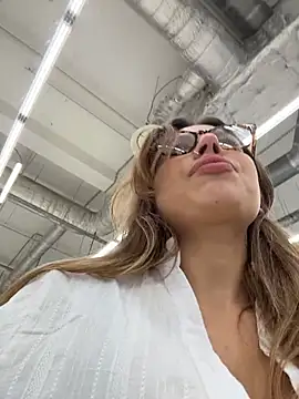 Jucie_Boom - SUCK MY FINGER GREEDILY IN MALL🥵💦