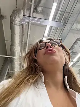 Jucie_Boom - SUCK MY FINGER GREEDILY IN MALL🥵💦