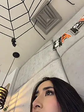 IvonneOwen - I play with my clitoris up close *