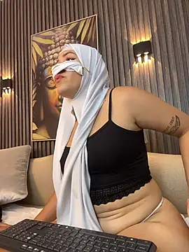 AylaNoir - Oil massage on the butt