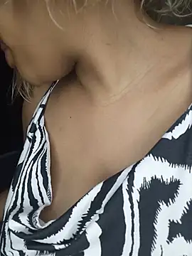 Nicollet2 - spread legs n rub pussy