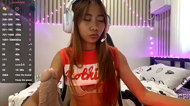 PiaSwida - Lower shorts and tease with ass