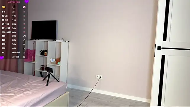 LunaHuurt - naked boobs (10 min)