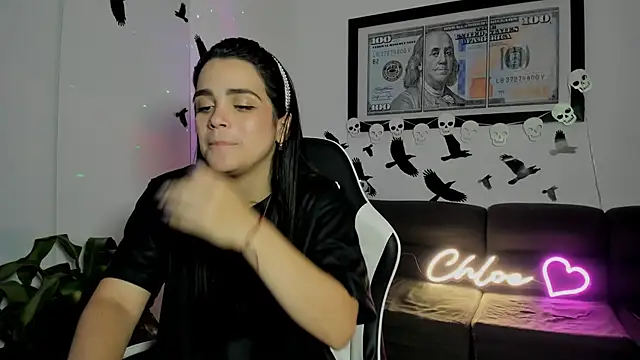Chloesmithx- - shows tits + hot nipples