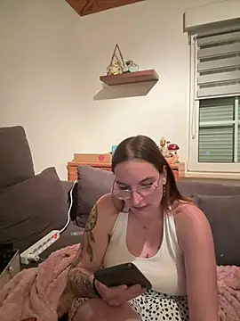 BadGirl-Energy - 👅 Show Feet close to Cam