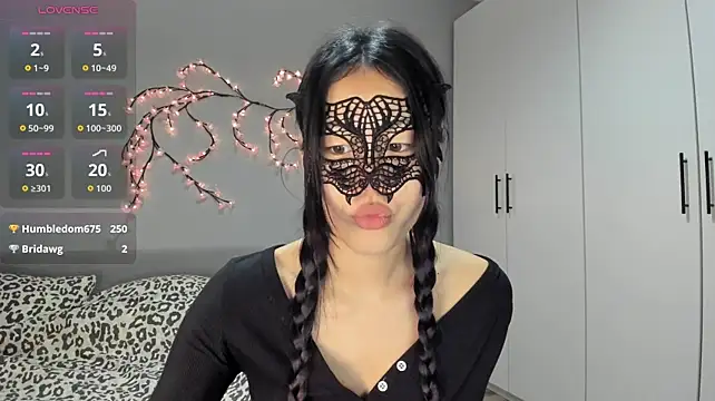 HelenBlazeTrt - to tease u with me feet!