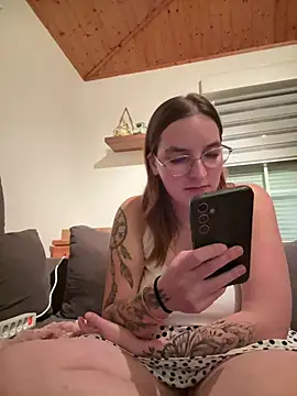 BadGirl-Energy - 👅 Show Feet close to Cam