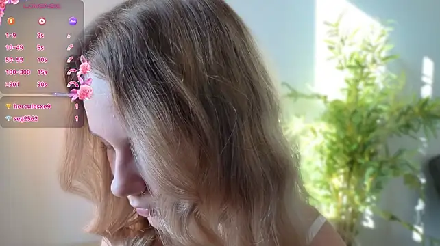 Queenneee - flash boobs