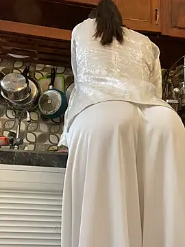 NINA2102 - apply oil to the buttocks