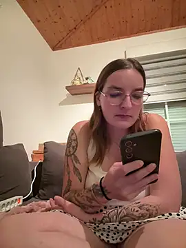 BadGirl-Energy - 👅 Show Feet close to Cam