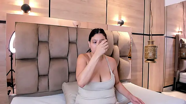 Valery_cold - show stip in tits