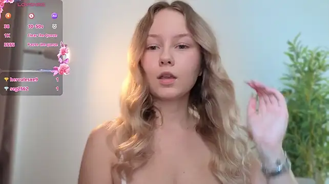 Queenneee - flash boobs