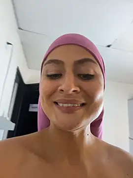 Aisha_k - remove hijab for 1 minute