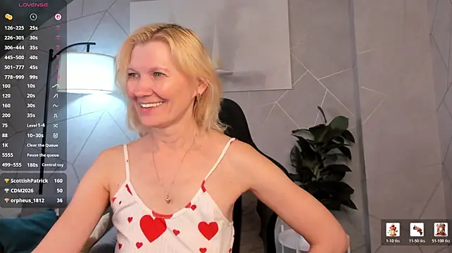 Julie_Lucas - I tease you with my butt