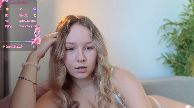 Queenneee - flash boobs