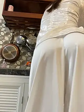 NINA2102 - apply oil to the buttocks