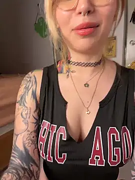 YunoRose_ - Off my t-shirt