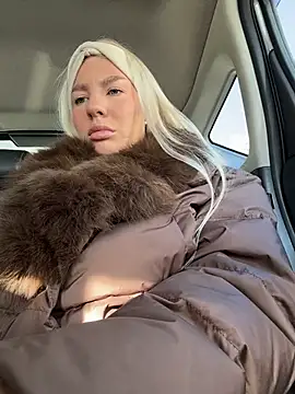 NewLale - Show tits