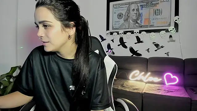 Chloesmithx- - shows tits + hot nipples