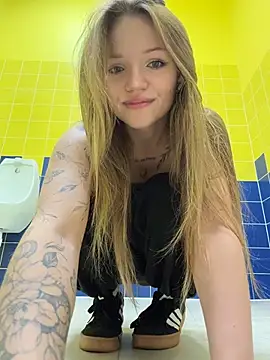 StreetSquirt - take off pants+slap booty loudly