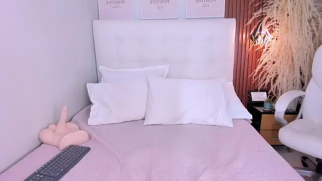 Susie_thomsonn - fingers play