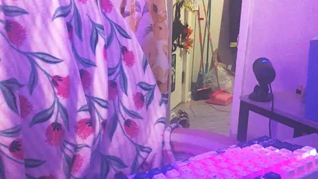 Nastydianastrips - SQUIRT ON YOUR VIBRATOR FOR US RIGHT NOW