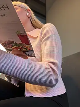NewLale - Spread naked ass to camera