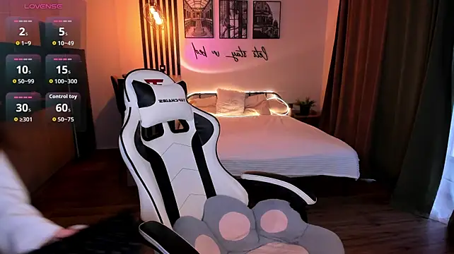 Missevelyn__ - booty close to cam!
