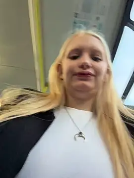 Elfi_InPublic - Show tits+shake in full bus