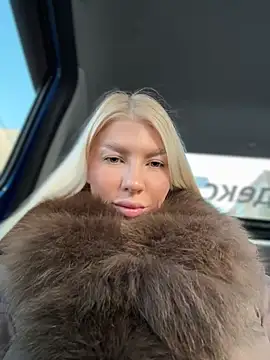 NewLale - Make my pussy wet in restaurant