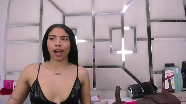 AuroraHoney32 - play with all the toys