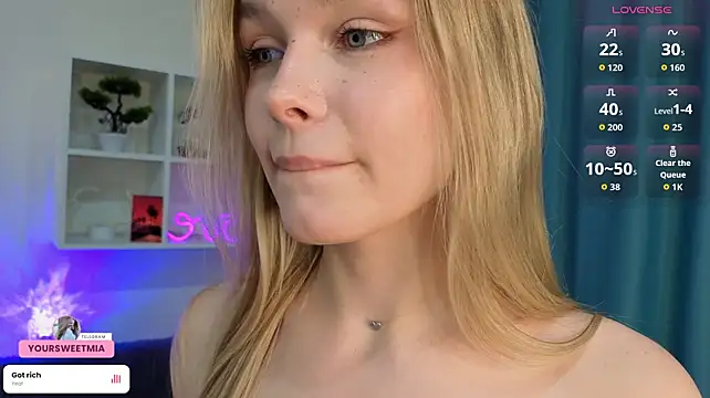 Cuteloat - underboobs