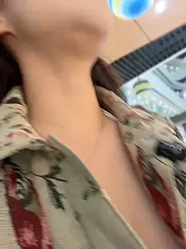 Bingbing6699 - 路边露全胸性感揉胸