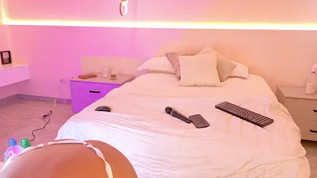 Esmeralda_Duarte - Oil up my tits 😋