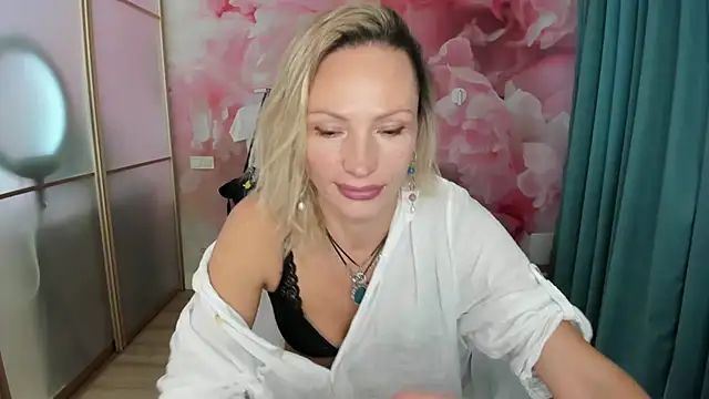 AlinaMoor - I'll play with the pussy