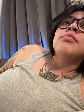 Miacanela_xo - Drizzy shakes ass
