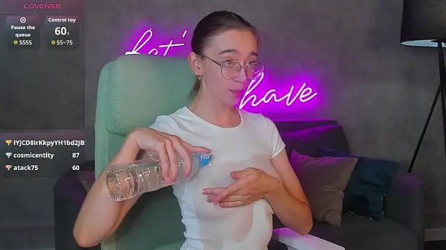 Lucy_Green - nipple flash