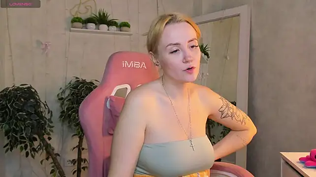 Jooyce_Howward - posa doggy in panty