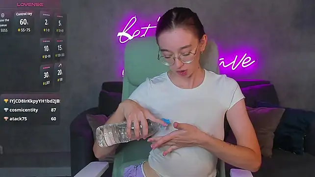 Lucy_Green - nipple flash