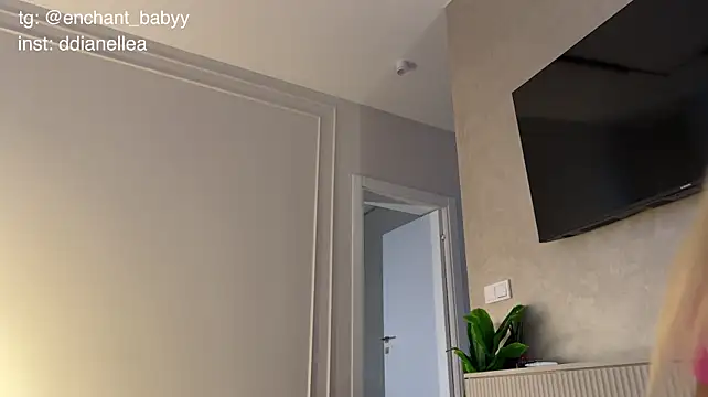 Enchant_baby - show asshole