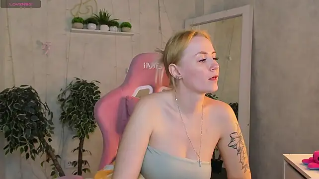 Jooyce_Howward - posa doggy in panty