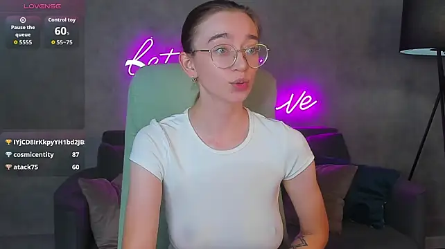 Lucy_Green - nipple flash