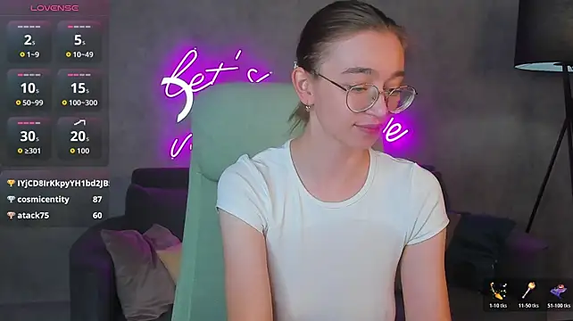 Lucy_Green - nipple flash