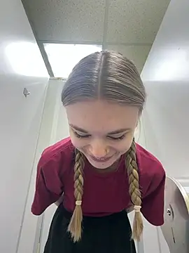 -MiaKitty - Show cute outfit + shake ass in pants🤭