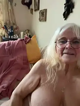 HotGrandma70 - 💋Brüste zusammen drücken