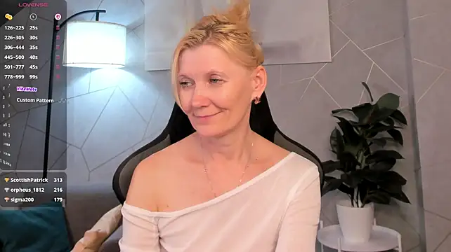 Julie_Lucas - sweet ass wants 6 spanks