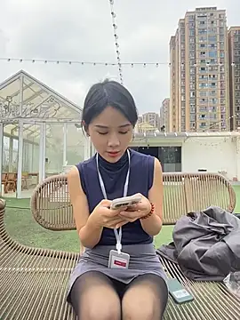 Zoe-520 - 楼梯上露乳