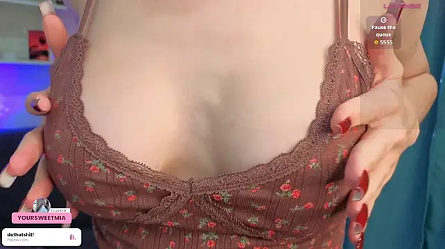 Cuteloat - underboobs