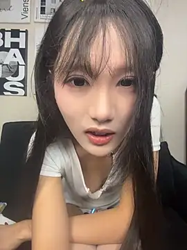 Xiaoxiao1001 - 脱掉上衣5分钟（手挡胸）